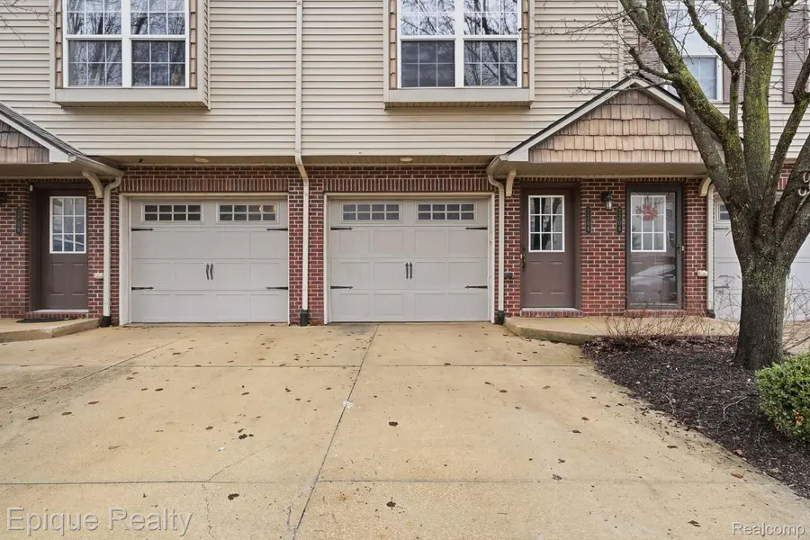 2206 Knotty Pine TRL, Howell, MI 48855
