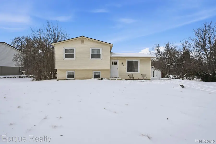 2191 Stonesthrow DR, Oregon Township, MI 48446