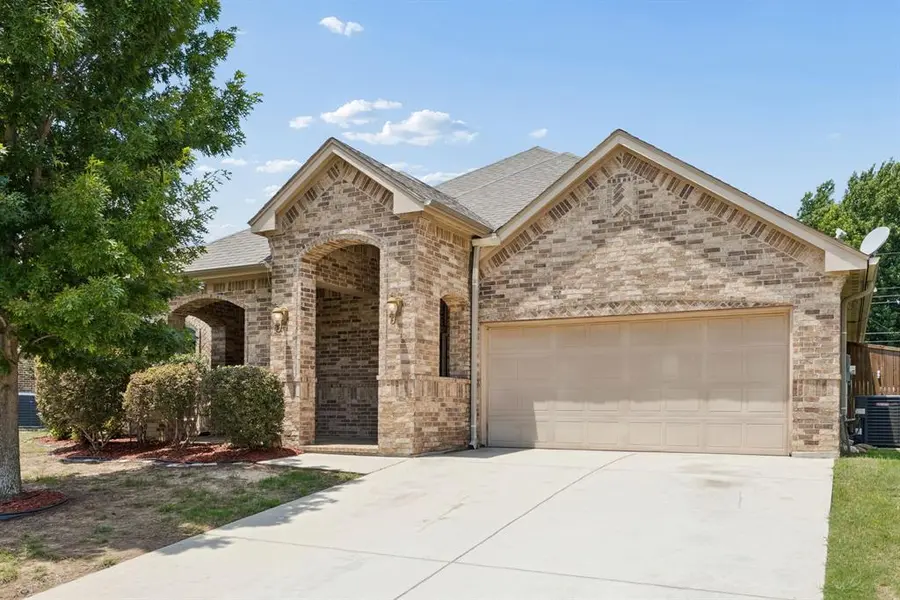 425 Corriente Trail, Azle, TX 76020