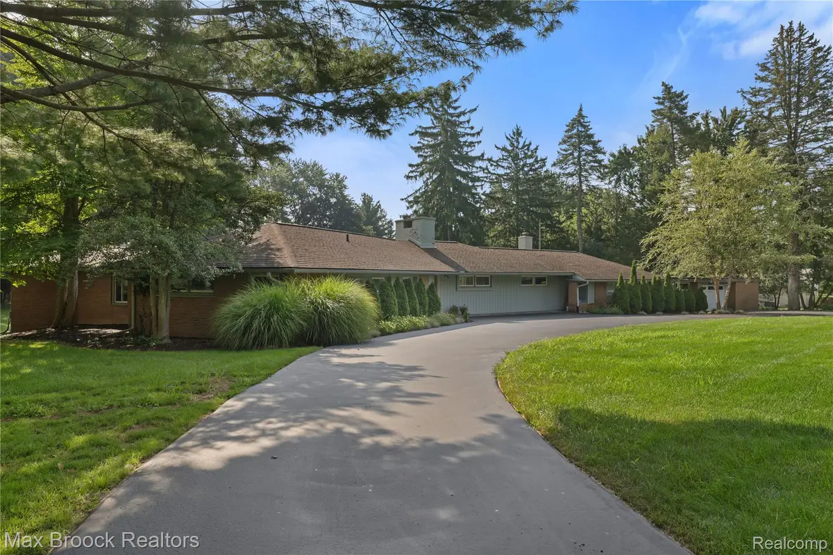 30500 Rosemond DR, Franklin Village, MI 48025