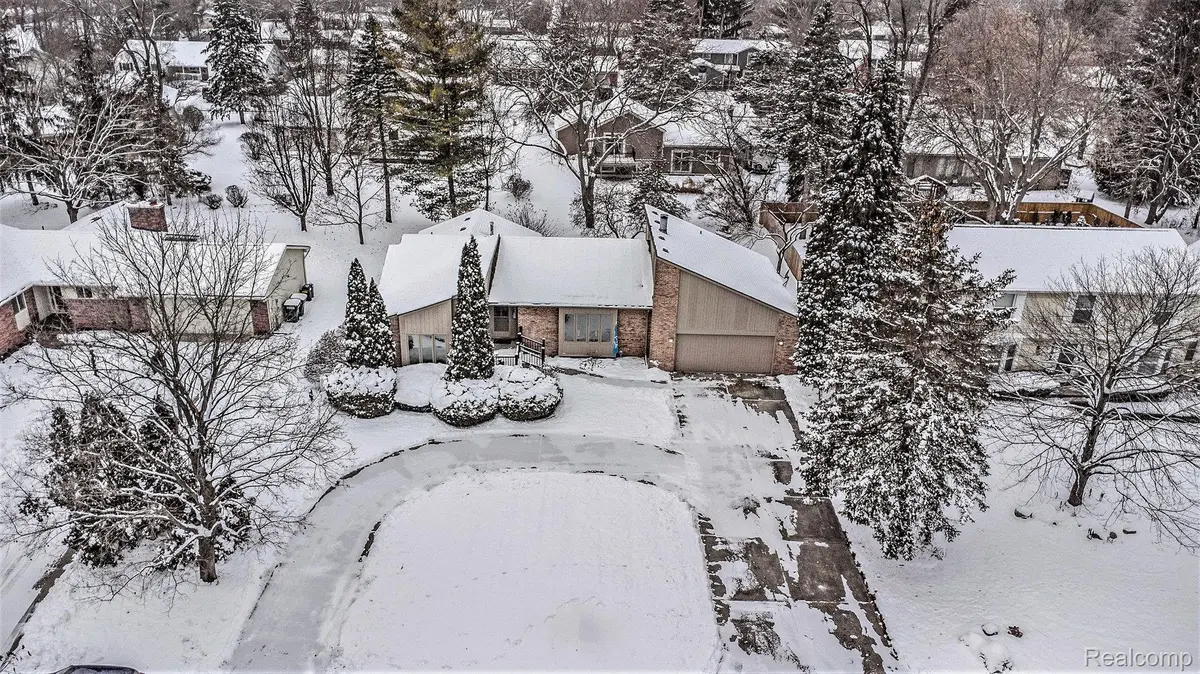 6429 Woodglen DR, Independence Charter Township, MI 48346