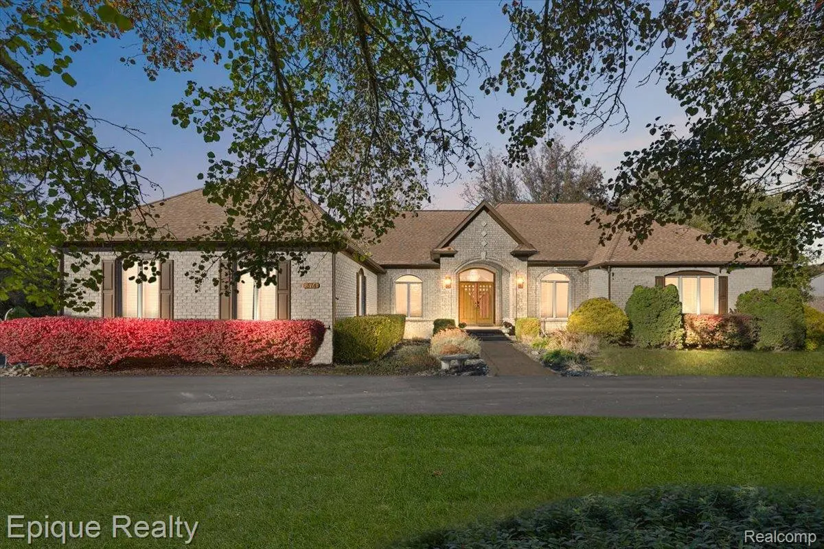 374 Oakbridge DR, Rochester, MI 48306
