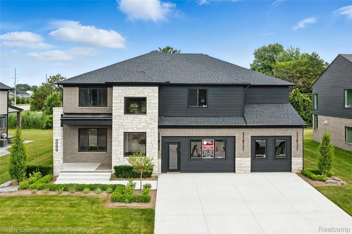 54006 Carrigan DR, New Baltimore, MI 48047