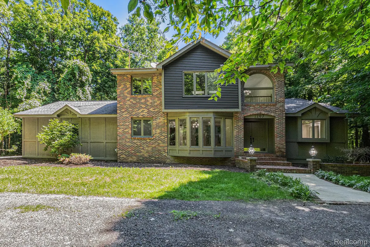 1207 Sugarbush DR, Lapeer, MI 48446