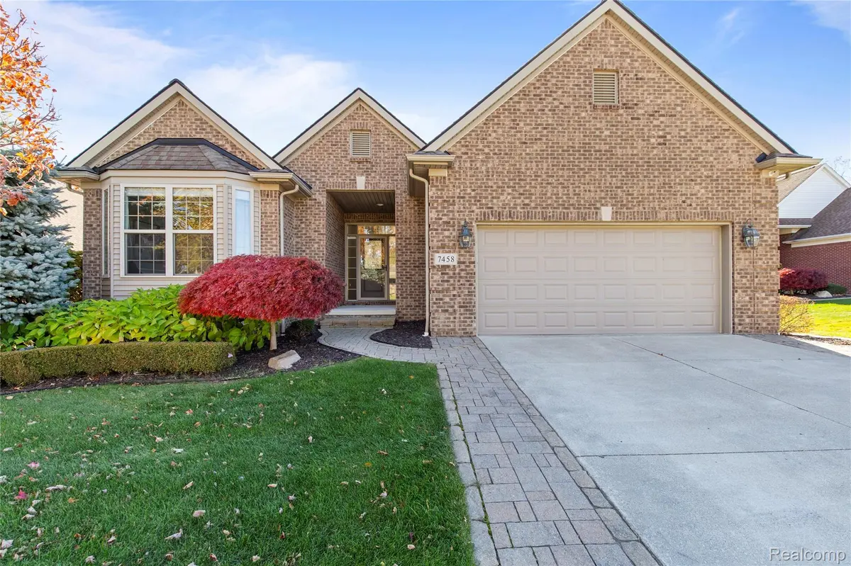 7458 Augusta DR #824, Washington Township, MI 48094