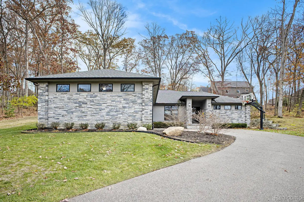 5888 Wyndam LN, Brighton, MI 48116