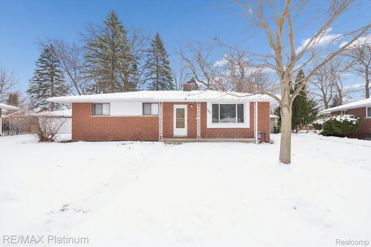 707 Briarwood LN, Fenton, MI 48430