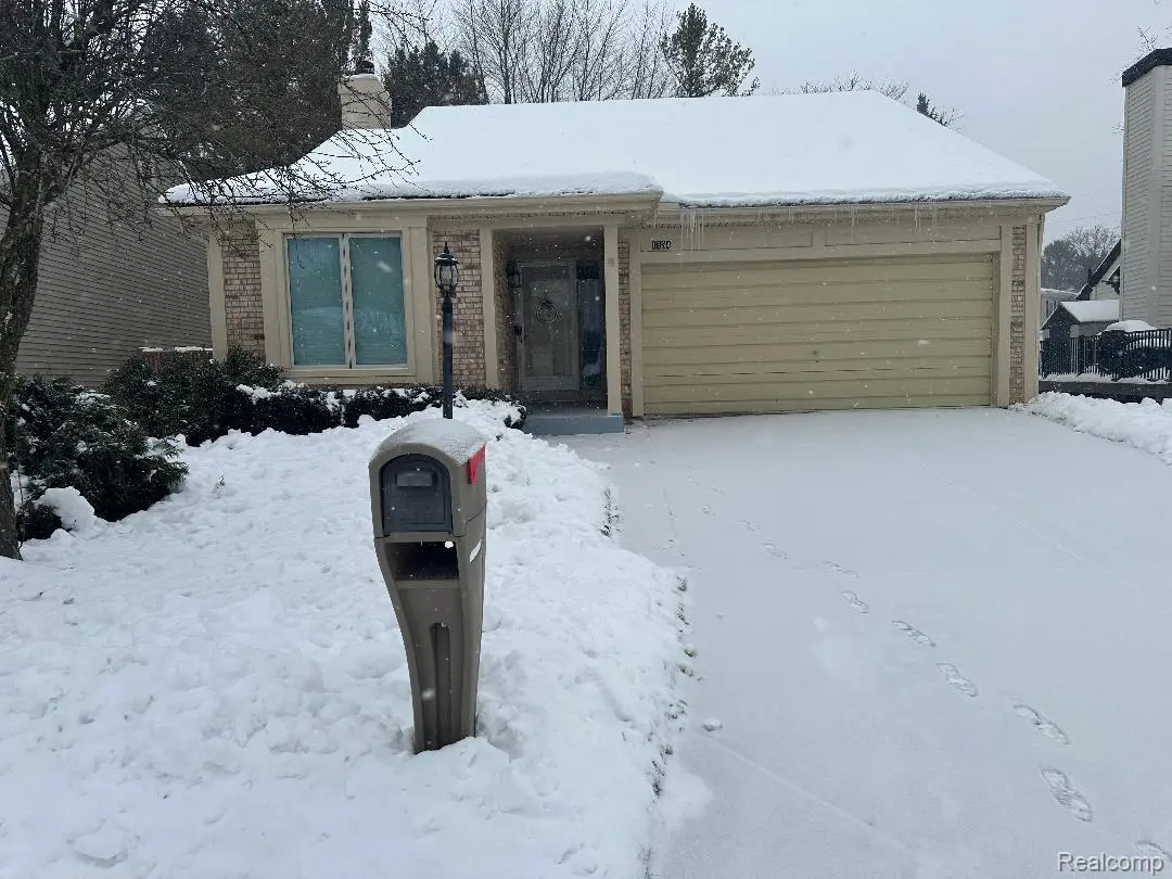 1634 Fielding DR N, Rochester Hills, MI 48307