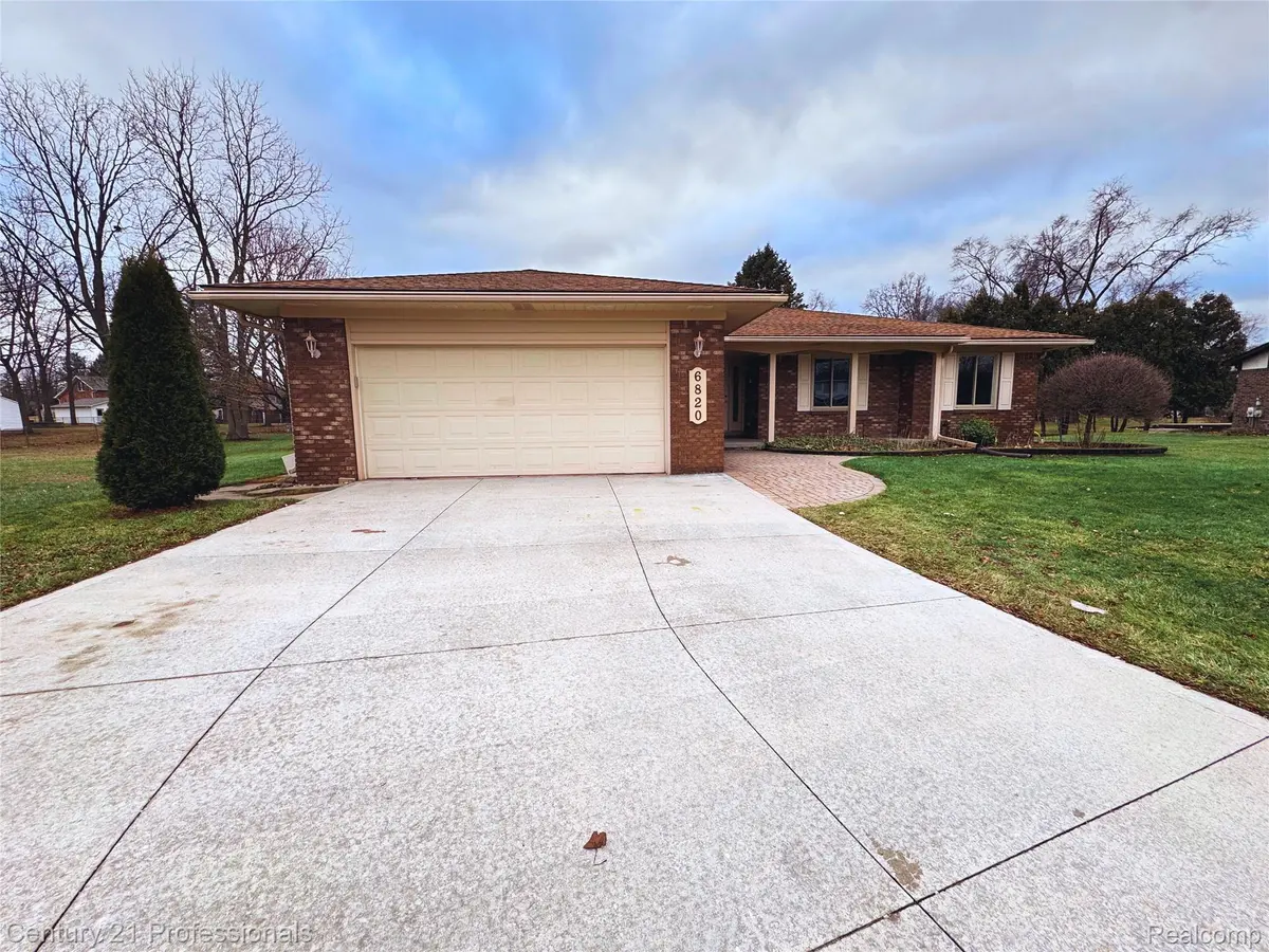 6820 Emerald Shores DR, Troy, MI 48085