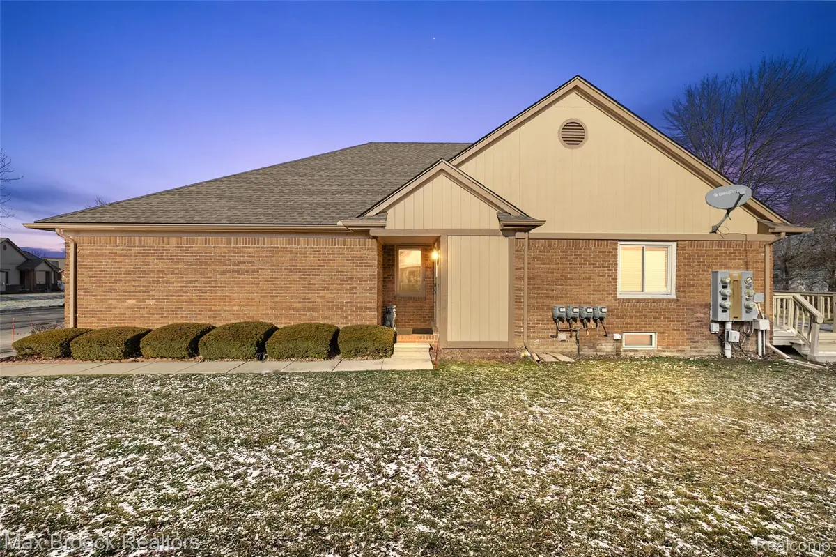 46784 Country LN, Macomb Township, MI 48044