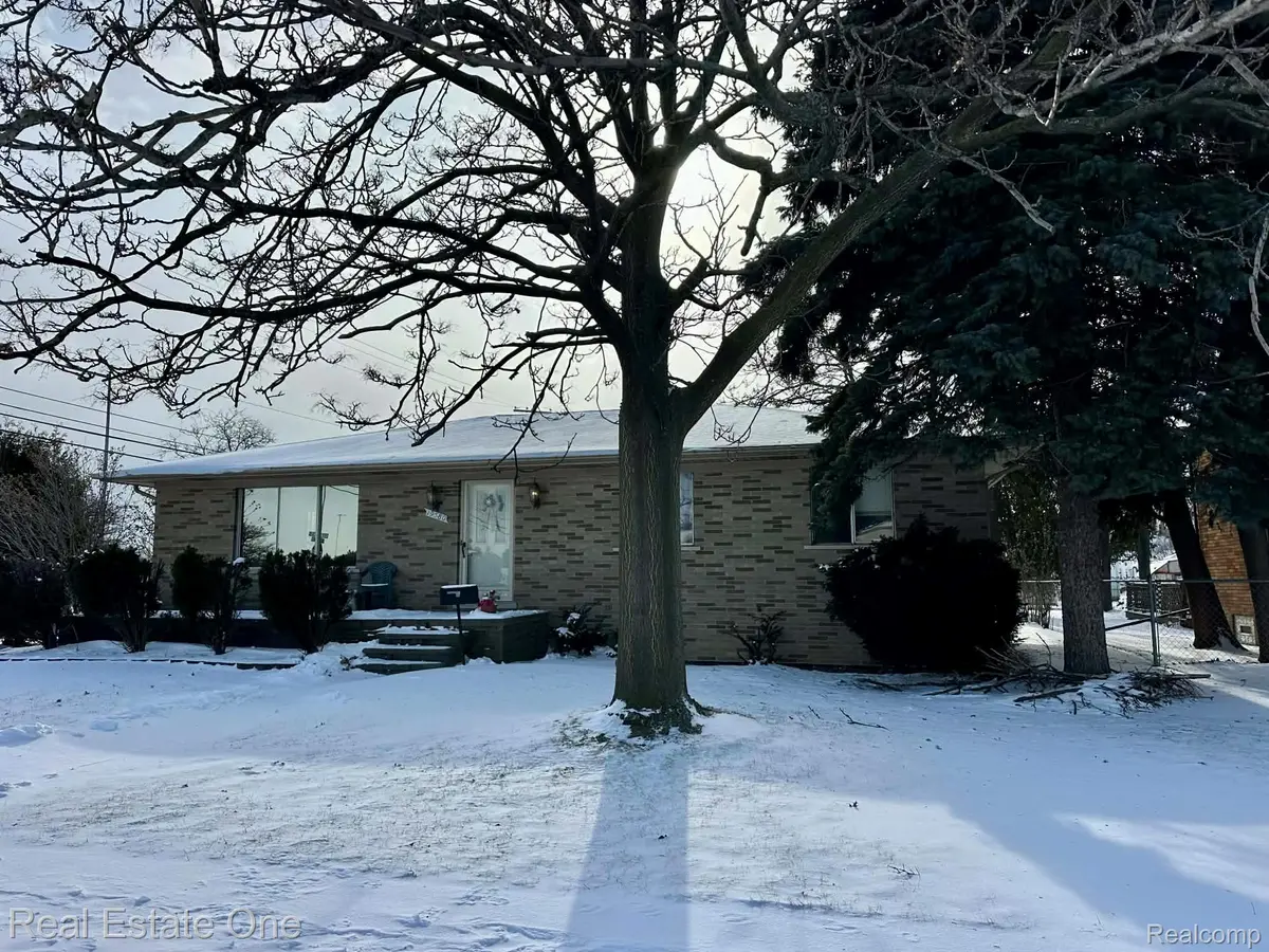 19580 Glenn ST, Roseville, MI 48066