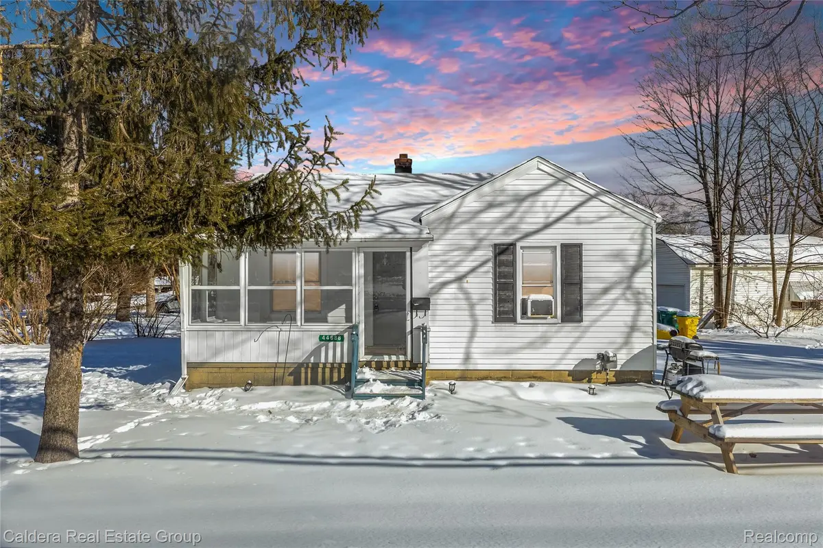44686 Davis DR, Utica, MI 48317