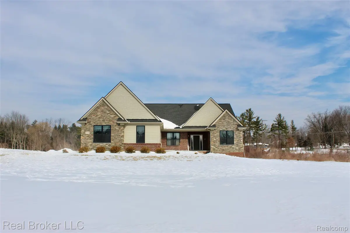 1779 Morgan LN, Milford, MI 48381
