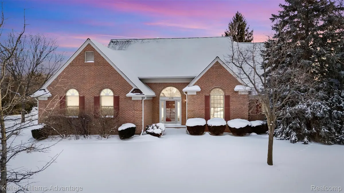 2850 Santia DR, Troy, MI 48085