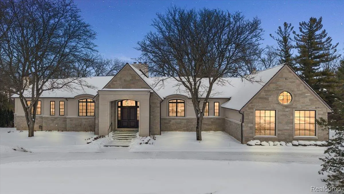 60 Quarton LN, Bloomfield Charter Township, MI 48304