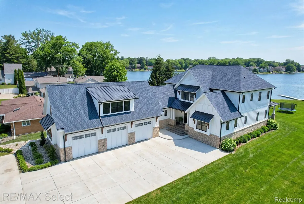 2208 Grove Park RD, Fenton Charter Township, MI 48430