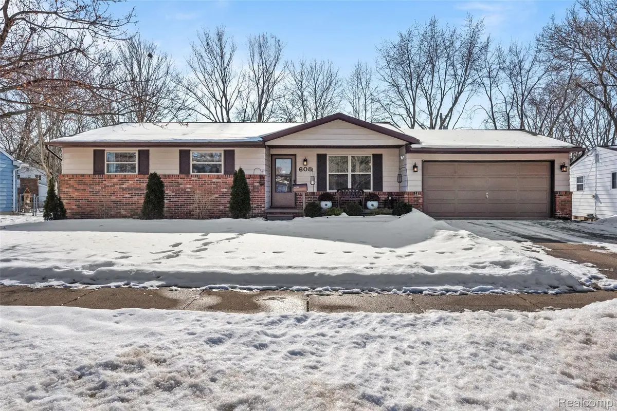 608 Autumn DR, Flushing, MI 48433