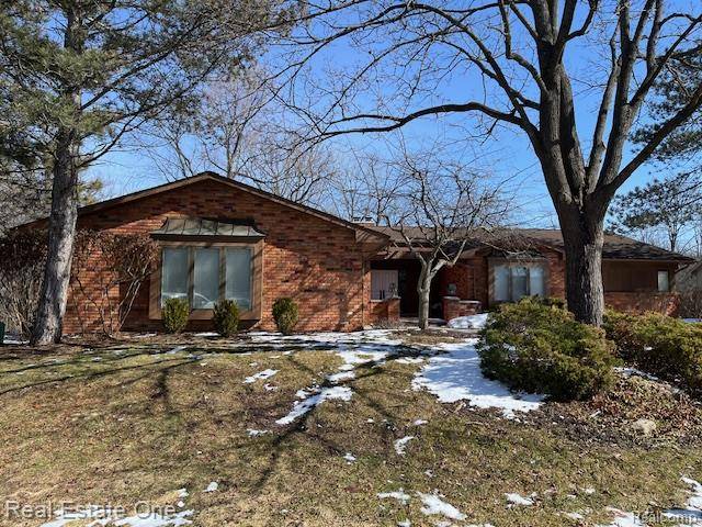 6323 Drakeshire LN, West Bloomfield Charter Township, MI 48322