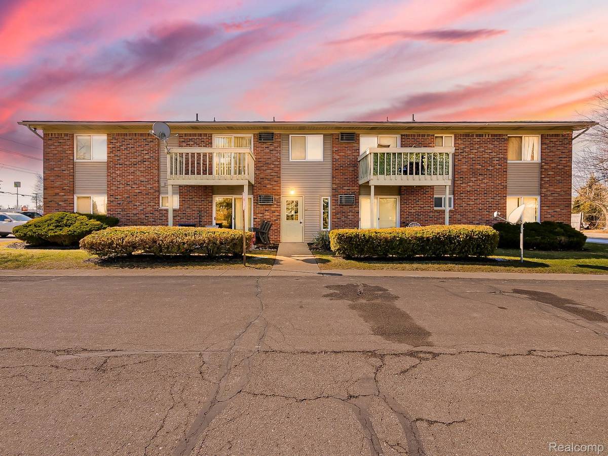 125 E Van Riper RD #7, Fowlerville Village, MI 48836