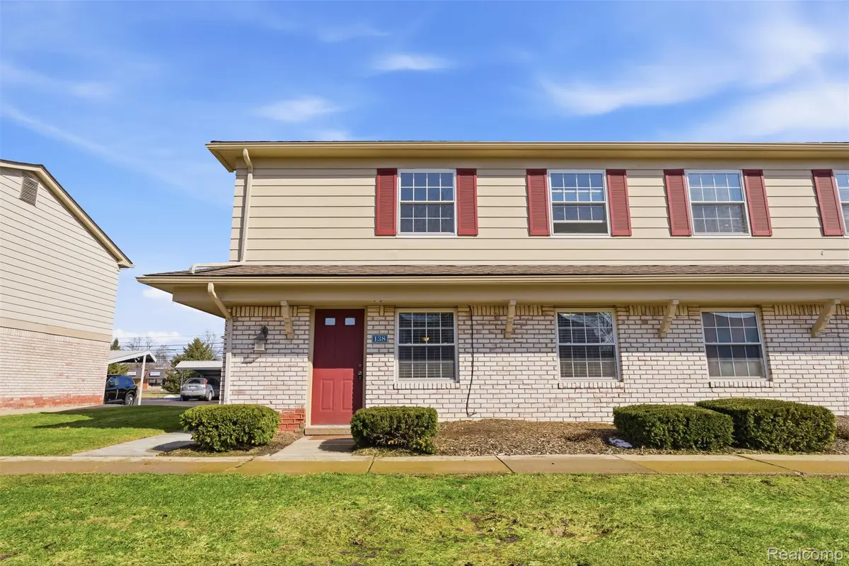 138 Princeton DR, South Lyon, MI 48178