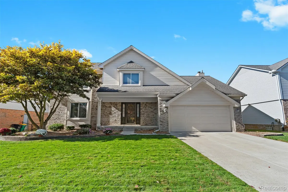 1883 Willowicke DR, Wixom, MI 48393