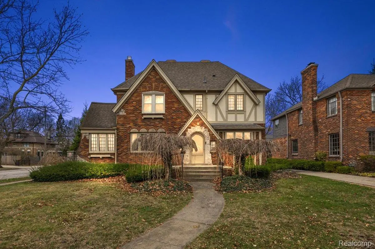1205 Harvard RD, Grosse Pointe Park, MI 48230