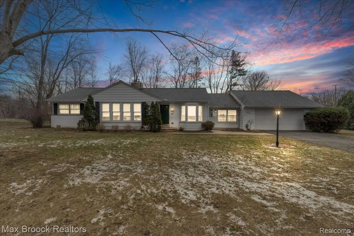 2381 Bratton AVE, Bloomfield Hills, MI 48302