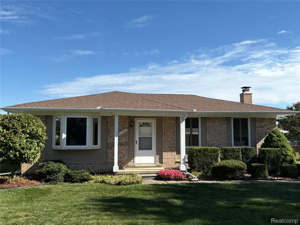 41992 Merrimac CIR, Clinton Charter Township, MI 48038