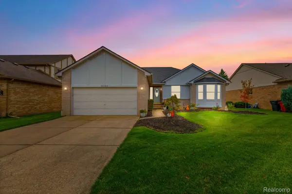 30152 Crescent DR, Chesterfield Township, MI 48051