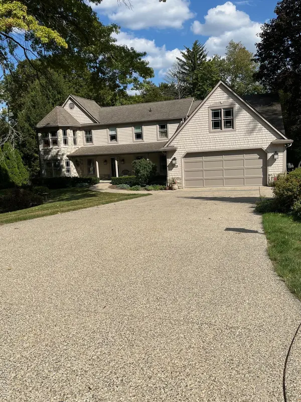 2888 Parkway PL, Hartland Township, MI 48353