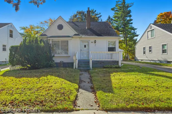 33 Canfield DR, Mt. Clemens, MI 48043