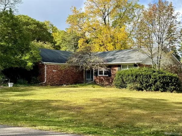 4260 E Newland DR, West Bloomfield Charter Township, MI 48323