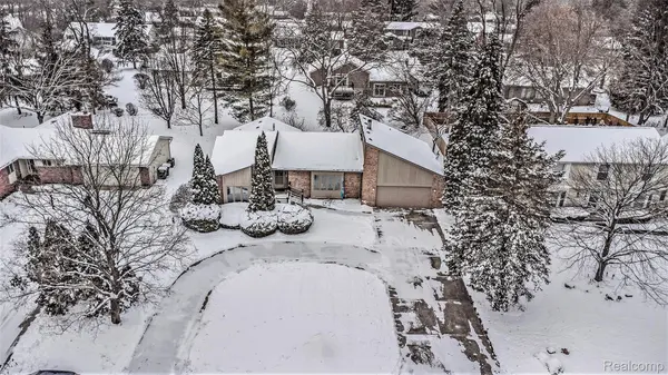 6429 Woodglen DR, Independence Charter Township, MI 48346