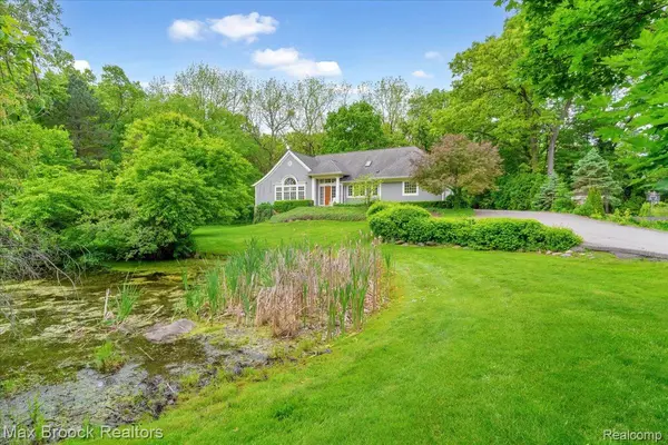 3826 Lakecrest DR, Bloomfield Charter Township, MI 48304