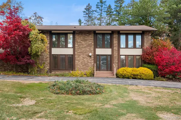 4724 Tara CT, West Bloomfield Charter Township, MI 48323