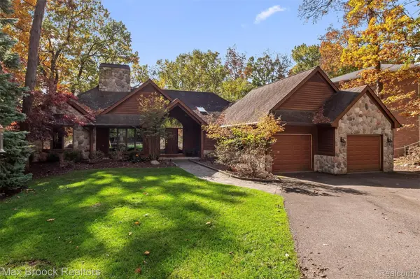 2121 Uplong ST, West Bloomfield Charter Township, MI 48324
