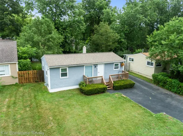 3291 Melmoor ST, Commerce Charter Township, MI 48382