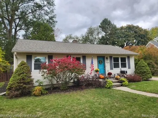 1125 Braeview DR, Howell, MI 48843