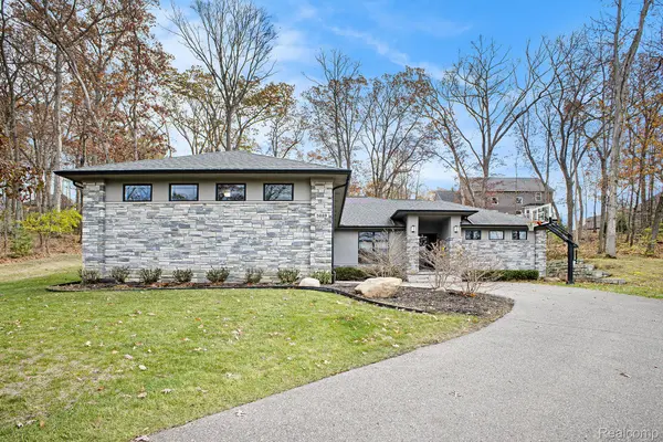 5888 Wyndam LN, Brighton, MI 48116