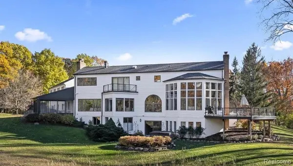 5764 Bloomfield Glens RD, West Bloomfield Charter Township, MI 48322