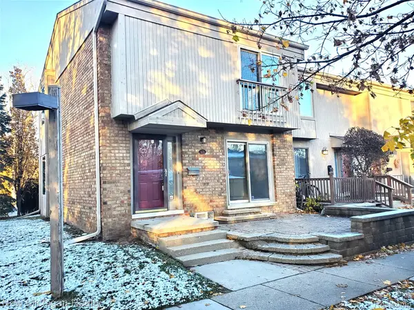 673 Oakbrook W, Rochester Hills, MI 48307
