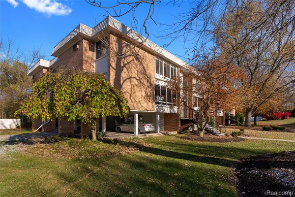 32010 Grand River AVE #18, Farmington, MI 48336