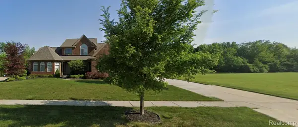 52590 Aspen DR, South Lyon, MI 48178