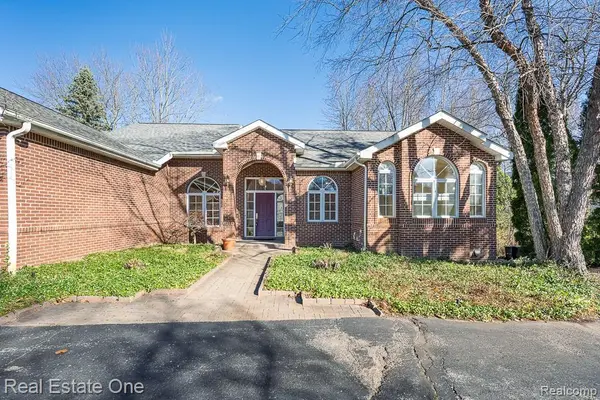 5181 Stonehenge DR, Oakland Charter Township, MI 48306