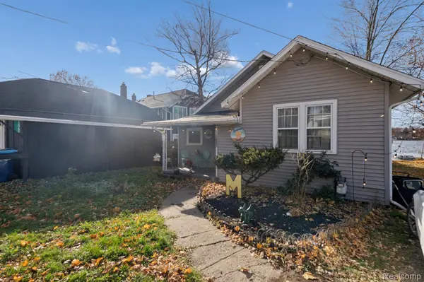 13056 Cussewago DR, Fenton, MI 48430