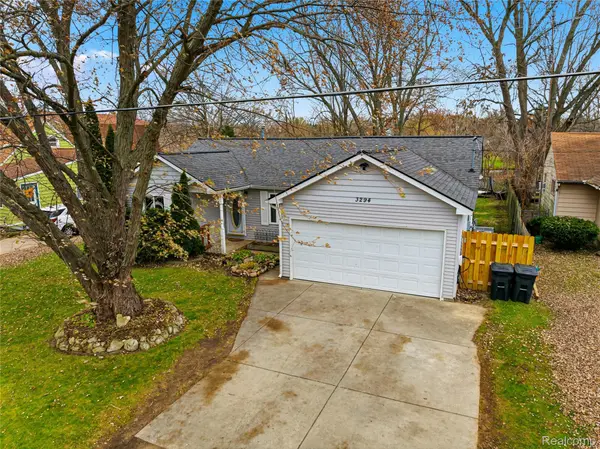 3294 Comer DR, Flint, MI 48506
