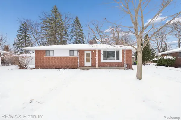 707 Briarwood LN, Fenton, MI 48430