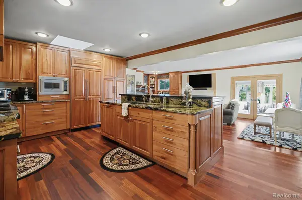6622 Houghten DR, Troy, MI 48098