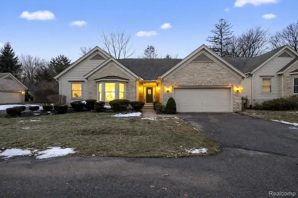 29421 Woodfield CT, Farmington Hills, MI 48331