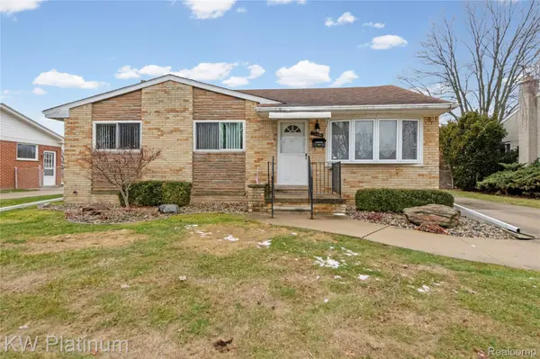 24036 Harvard Shore DR, St. Clair Shores, MI 48082